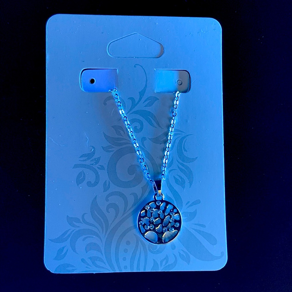 Silver gem played necklace